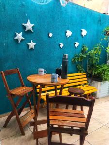 una mesa con 2 sillas y una mesa con estrellas en la pared en Pousada Vila Praiana, en Arraial do Cabo