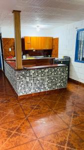 - une cuisine avec un comptoir dans une pièce dans l'établissement Cabaña El Arenal San Rafael Antioquía, à San Rafael