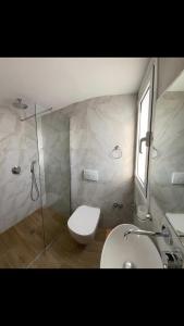 La salle de bains est pourvue d'une douche, de toilettes et d'un lavabo. dans l'établissement Naxian Vibes Apartments, à Naxos Chora