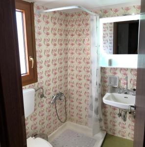 La salle de bains est pourvue de toilettes et d'un lavabo. dans l'établissement Naxian Vibes Apartments, à Naxos Chora