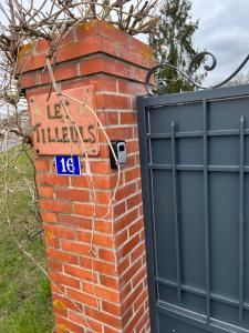 a brick pillar with a sign that says leiden at Le Val de Nodicia in Montlivault