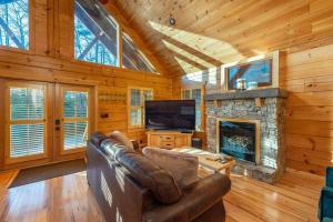 TV a/nebo společenská místnost v ubytování Fully Stocked Cabin Retreat w/ Game Room & Pond!