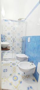 ein Badezimmer mit 2 WCs, einer Dusche und einem Waschbecken in der Unterkunft Loft Monteoliveto by NapulitanDream in Neapel
