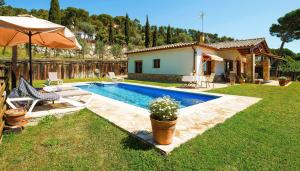 una piscina en un patio con una casa en Cal Nano Casa Rural, en Vall-Llobrega