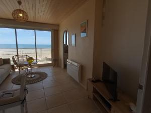 TV a/nebo společenská místnost v ubytování Bel appartement 2 chambres rénové face mer avec balcon et WIFI - Saint-Jean-de-Monts - FR-1-323-273