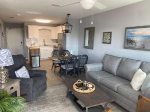 Χώρος καθιστικού στο Gulf Shores Plantation 4307 by ALBVR - New Upgraded Condo and Building - Great Amenities