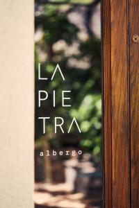 un cierre de un cartel en una puerta en Albergo La Pietra, en Roccalbegna