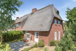 an old brick house with a thatched roof at Haus Moevengrund in List