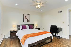 - une chambre avec un lit et un ventilateur de plafond dans l'établissement Beautiful 3br 2ba Colonial House CozySuites, à Alexandria