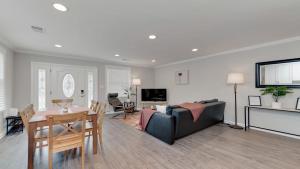Μια τηλεόραση ή/και κέντρο ψυχαγωγίας στο Stylish 3BR 3BA Colonial House by CozySuites