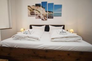 a bedroom with a bed with two towels on it at Ferienhus Baabe FeWo 01 Terrasse, Sauna- und Schwimmbadnutzung im AHOI Sellin in Baabe +26 photos
