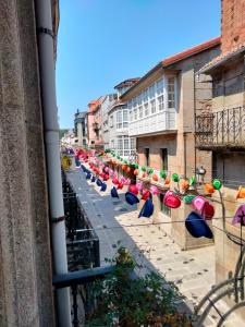 una fila de coloridos paraguas en una calle de la ciudad en apartment garden en Caldas de Reis