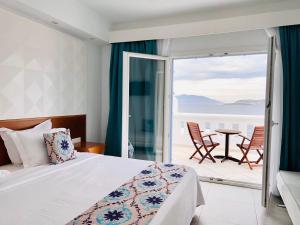 Cama ou camas em um quarto em Grand Beach Hotel