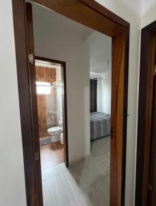 瓜拉圖巴的住宿－Casa região central Guaratuba，通往带卫生间的浴室和卧室的门
