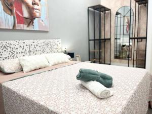 een slaapkamer met een bed met een handdoek erop bij PB Apartamento en pleno centro de Alcoy in Alcoy