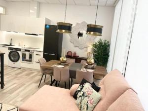 sala de estar con sofá y mesa de comedor en PB Apartamento en pleno centro de Alcoy, en Alcoy