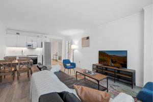 ein Wohnzimmer mit einem Sofa und einem Esszimmer in der Unterkunft CozySuites at Showboat Spacious 2BR 3BA Ocean Front Condo in Atlantic City