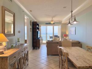 - un salon avec un canapé et une table dans l'établissement Island Royale P103 by ALBVR - Beachfront Penthouse living at its best - Gorgeous views, à Gulf Shores