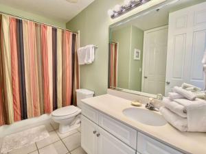 Un baño de Island Royale P103 by ALBVR - Beachfront Penthouse living at its best - Gorgeous views 8 fotos más