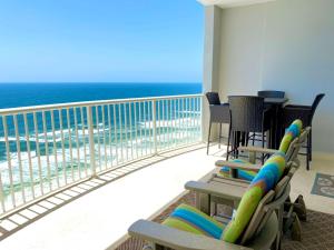 Un balcón con sillas y vistas al océano. en Island Royale P103 by ALBVR - Beachfront Penthouse living at its best - Gorgeous views, en Gulf Shores