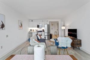 Χώρος καθιστικού στο Sleep 6 Stylish 1BR 2BA Beachfront CozySuites