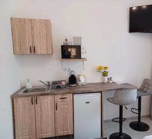 Kuchyňa alebo kuchynka v ubytovaní RÁD-VÁR Apartmanház