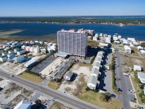 une vue aérienne sur un grand bâtiment à côté de l'eau dans l'établissement Sanibel 406 by ALBVR - Beautiful updates with views that are simply amazing, à Gulf Shores