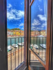 een uitzicht vanuit een raam van een haven bij Bosa Exclusive Apartments "Bosa Apartments" in Bosa