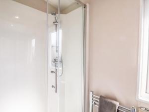 ソルトバーン・バイ・ザ・シーにあるLilac Lodgeの浴室のガラス扉付きシャワー +25枚の写真