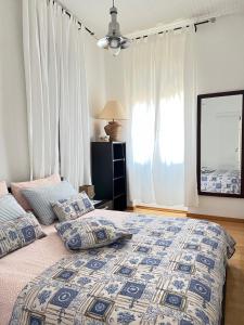 una camera con un letto con due cuscini sopra di CAPTAIN'S HOUSE Lovran - 4 stars - no neighbors a Lovran (Laurana)