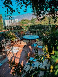 una mesa azul y sillas en un patio en Hotel Casa Texel, en Panajachel