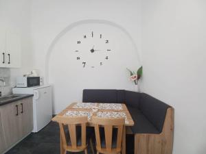 Kuchyňa alebo kuchynka v ubytovaní RÁD-VÁR Apartmanház