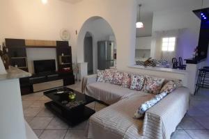 una sala de estar con un sofá y una mesa en Beautiful House in the Capital of Paros, en Parikia