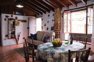 een woonkamer met een tafel met een fruitschaal erop bij Casa Rural Felipe Luis in San Juan de la Rambla