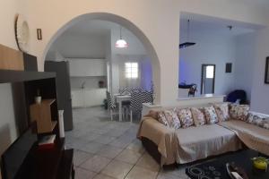 sala de estar amplia con sofá y cocina en Beautiful House in the Capital of Paros, en Parikia