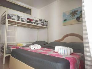 發羅拉的住宿－COASTAL RETREAT - Beach Apartment Vlore，一间卧室配有双层床和毛巾