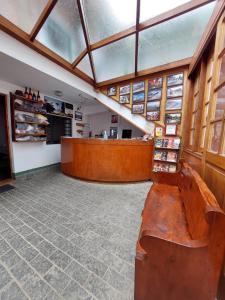 a waiting room with a bench in a store at Pousada dos Marins in Campos do Jordão