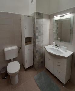 Kúpeľňa v ubytovaní RÁD-VÁR Apartmanház