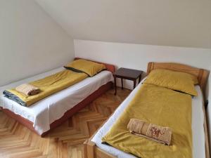 Posteľ alebo postele v izbe v ubytovaní reginavendeghaz