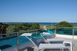 d'un balcon avec une table et des chaises et une vue sur l'océan. dans l'établissement Hotel Residence Le Dune breakfast included, à Lido Adriano