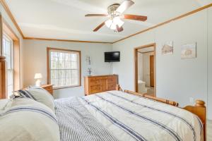 Krevet ili kreveti u jedinici u okviru objekta Cozy Midcoast Vacation Rental Near Waterville!