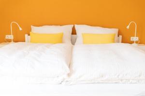 due cuscini bianchi appoggiati sopra un letto di B&B Gösselsdorfer Seeblick a Sittersdorf