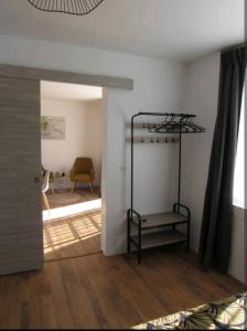 een kamer met een kamer met een plank in een kamer bij Gîte de la Perigourdine in Pineuilh