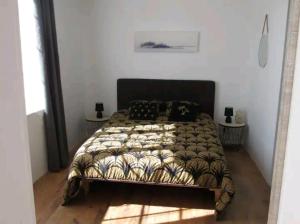 um quarto com uma cama grande num quarto em Gîte de la Perigourdine em Pineuilh
