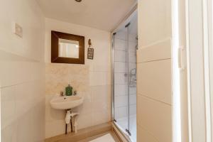 Φωτογραφία από το άλμπουμ του Stylish 3-bed Terraced House with Wi-Fi σε Chatham