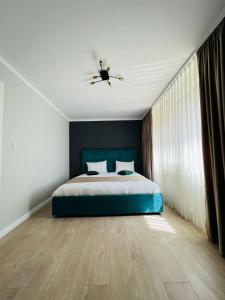 um quarto com uma cama e uma ventoinha de tecto em Apart Central em Orşova