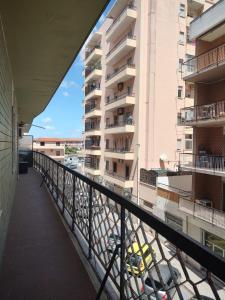 uma varanda de um edifício de apartamentos com lugares de estacionamento em Sant'Elena apartment Self check-in em Quartu SantʼElena
