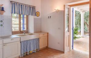 une cuisine avec un évier et une fenêtre dans l'établissement Casa Celestina, à Diamante