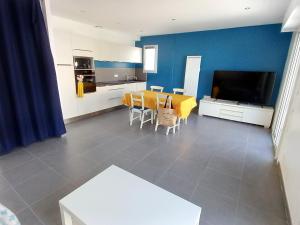Kuchyňa alebo kuchynka v ubytovaní Appartement NEUF 1 chambre, 4 pers, 350m plage Saint Jean de Monts, calme, forêt, commerces à proximité - FR-1-323-268