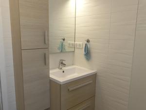 Kúpeľňa v ubytovaní Appartement NEUF 1 chambre, 4 pers, 350m plage Saint Jean de Monts, calme, forêt, commerces à proximité - FR-1-323-268